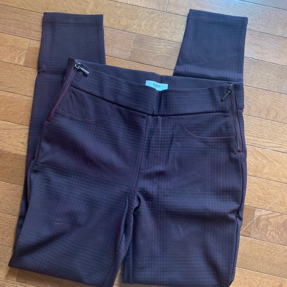 EUC KENSIE PLAID RED LEGGINGS
